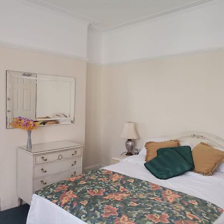 אילפורד Double Room Available- London Seven Kings Seven Kings Train Station מראה חיצוני תמונה