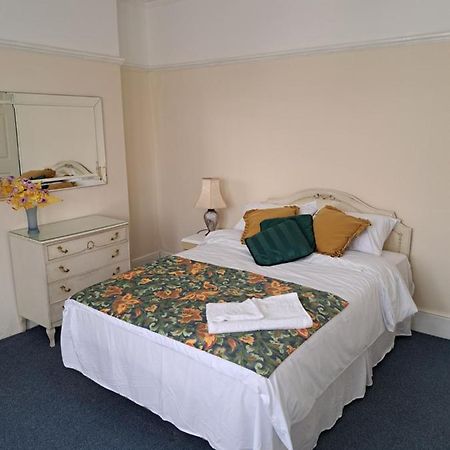 אילפורד Double Room Available- London Seven Kings Seven Kings Train Station מראה חיצוני תמונה