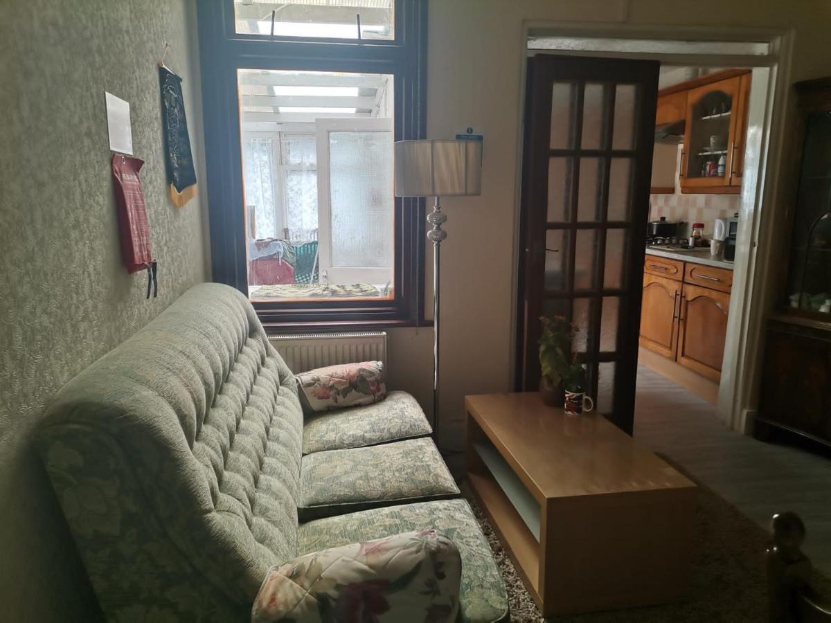 אילפורד Double Room Available- London Seven Kings Seven Kings Train Station מראה חיצוני תמונה