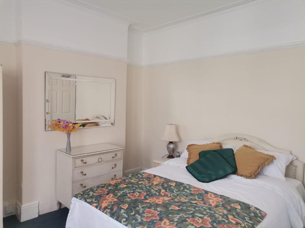 אילפורד Double Room Available- London Seven Kings Seven Kings Train Station מראה חיצוני תמונה