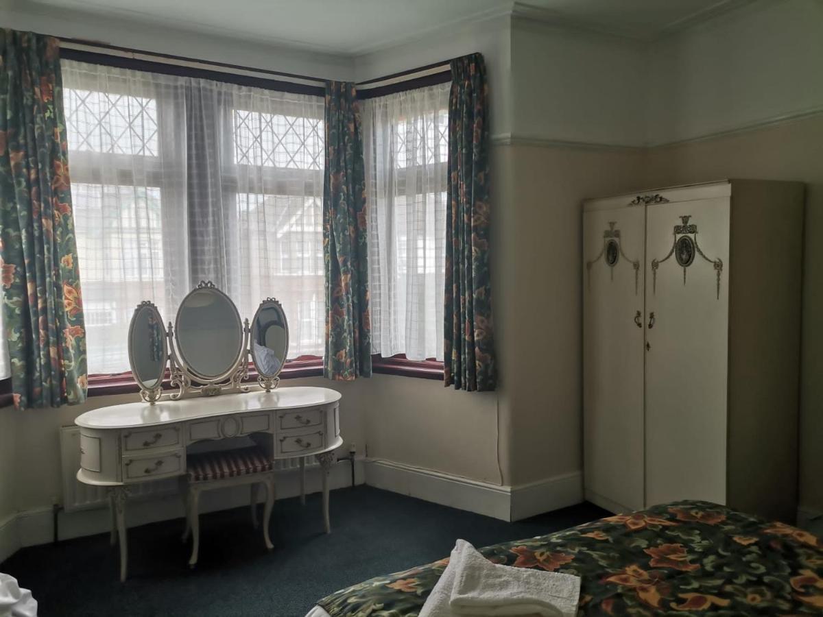 אילפורד Double Room Available- London Seven Kings Seven Kings Train Station מראה חיצוני תמונה