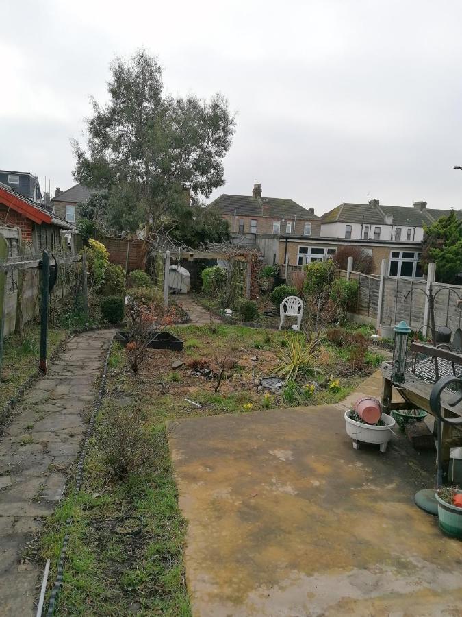 אילפורד Double Room Available- London Seven Kings Seven Kings Train Station מראה חיצוני תמונה