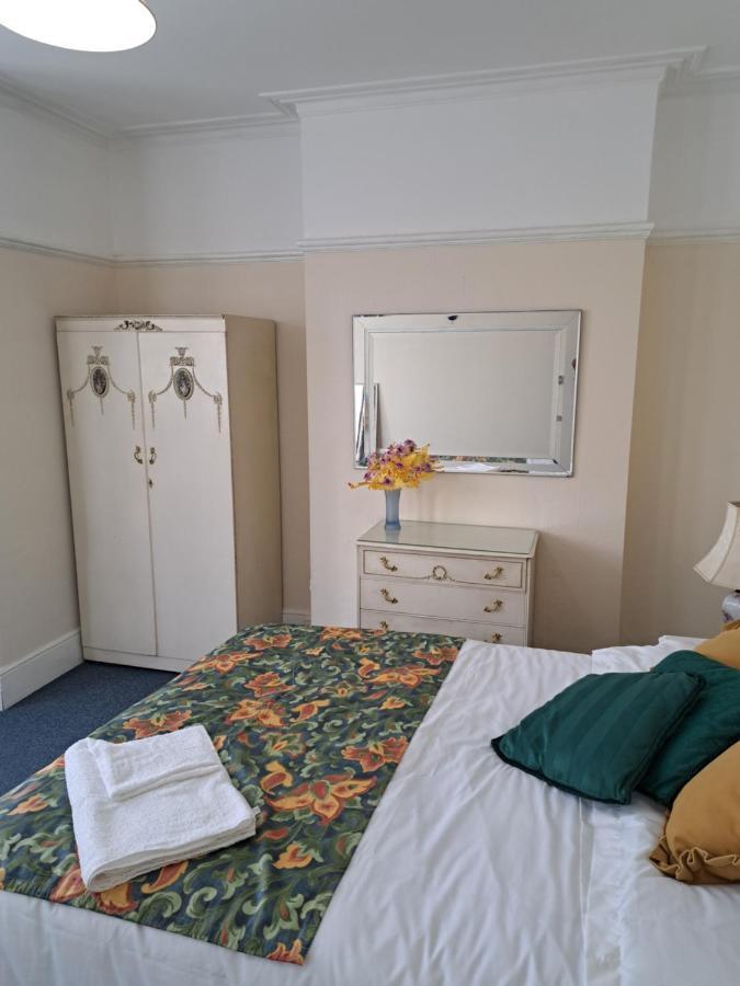 אילפורד Double Room Available- London Seven Kings Seven Kings Train Station מראה חיצוני תמונה