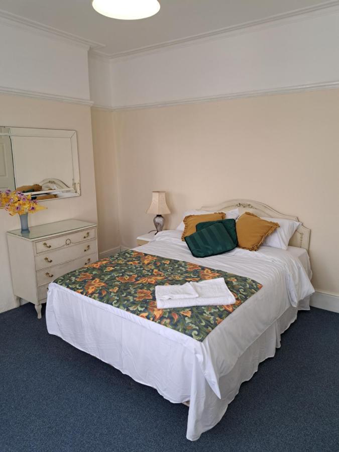 אילפורד Double Room Available- London Seven Kings Seven Kings Train Station מראה חיצוני תמונה