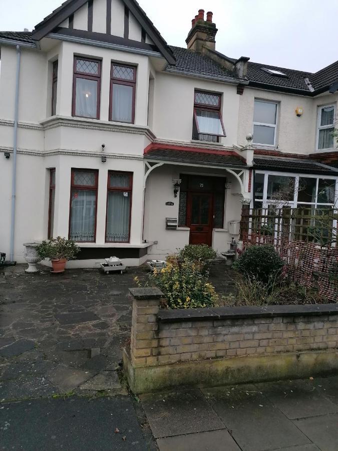 אילפורד Double Room Available- London Seven Kings Seven Kings Train Station מראה חיצוני תמונה